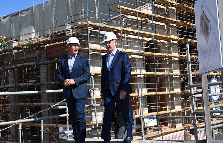 На фото: председатель правления ПАО "Новотэк" Леонид Михельсон и мэр Москвы Сергей Собянин (слева направо) на строительной площадке во время осмотра хода работ по реконструкции ТЭЦ-2