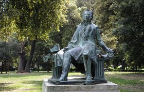 На фото: памятник Александру Пушкину, сады Виллы Боргезе, Рим, Италия, Европа