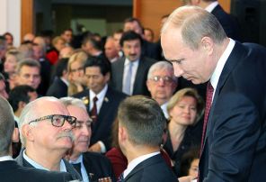  Президент России Владимир Путин (справа) и режиссер Никита Михалков (слева) на встрече с доверенными лицами в Академии государственной службы РФ, 2012 год
