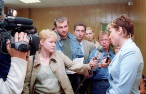 адвокат Мордашовой Ирина Лазаричева (справа) отвечает на вопросы журналистов, 2002 год
