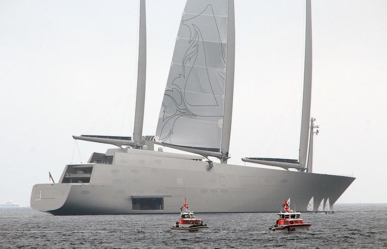 На фото: вторая яхта российского миллиардера Андрея Мельниченко Sailing Yacht A в Штранде