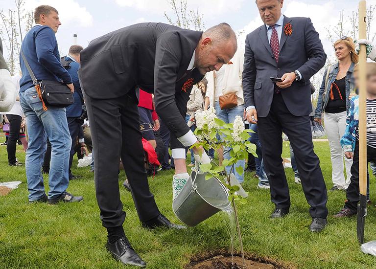 На фото: основной бенефициар EuroChem Group AG Андрей Мельниченко (на первом плане) во время открытия мемориального парка "Аллея России" у Мамаева кургана