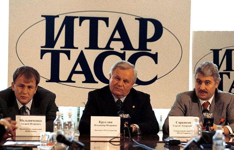 На фото: председатель Правления МДМ-Банка Андрей Мельниченко, Президент страхового общества "РЕСО-Гарантия" Владимир Кругляк и Генеральный директор "РЕСО-Гарантия" Сергей Саркисов во время пресс-конференции, 2000 год