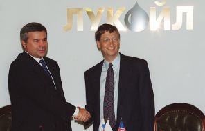 На фото: президент ОАО "Лукойл" Вагит Алекперов и глава корпорации Майкрософт Билл Гейтс, 1997 год