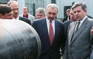 На фото: президент компании "ЮКОС" С.Муравленко и президент компании "Лукойл" В.Алекперов, 1996 год