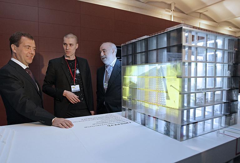 На фото: президент РФ Дмитрий Медведев (слева) и президент фонда "Сколково" Виктор Вексельберг (справа) на выставке презентаций проектов центра перед началом совещания о перспективах инновационного центра "Сколково" в IT-центре Digital October, 2011