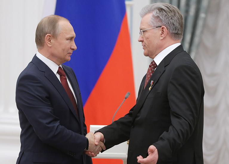 На фото: президент РФ Владимир Путин (слева) и генеральный директор открытого акционерного общества "Сургутнефтегаз" Владимир Богданов (справа), удостоенный медали "Герой Труда Российской Федерации", на церемонии вручения в Кремле, 2016 год