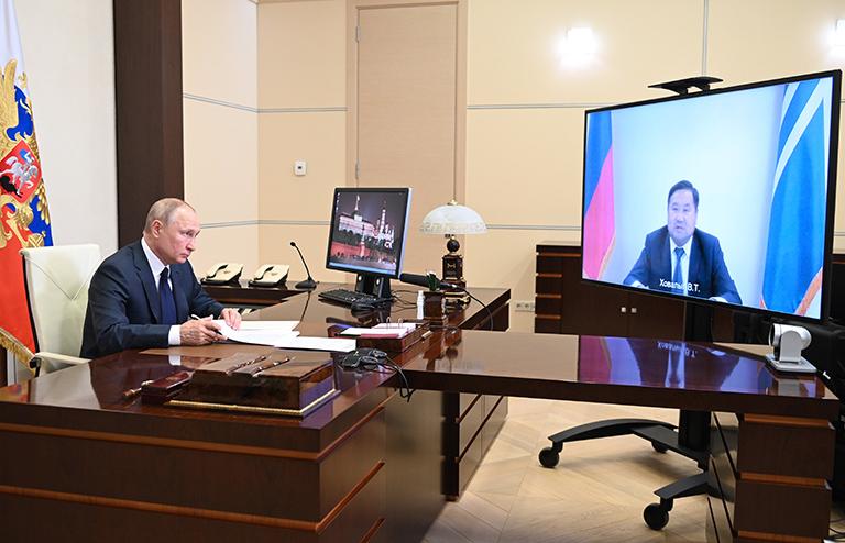 На фото: президент России Владимир Путин во время встречи в режиме видеоконференции с временно исполняющим обязанности главы Республики Тыва Владиславом Ховалыгом в Ново-Огарево