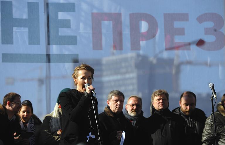 Телеведущая Ксения Собчак во время выступления на митинге "За честные выборы" на улице Новый Арбат, 10 марта 2012 года