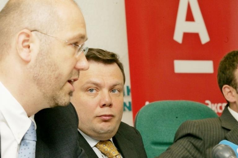На фото: глава Консорциума «АЛЬФА-ГРУПП», председатель совета директоров компании ТНК-ВР Михаил Фридман и генеральный директор «АЛЬФА-БАНК» Петр Шмида, 2004 год