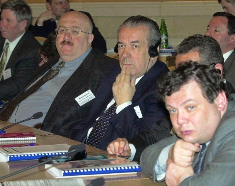 При участии председателя правительства РФ Михаила Касьянова состоялось 14-е заседание Консультативного совета по иностранным инвестициям в Россию. На заседании, в частности, рассматривался вопрос о возможности создания инвестиционноного агентства для содействия развитию малого и среднего бизнеса, в том числе иностранного. На фото (слева направо): генеральный директор "Объединенные машиностроительные заводы" Каха Бендукидзе, президент российского Союза промышленников и предпринимателей Аркадий Вольский и председатель Совета директоров ОАО Альфа-банк Михаил Фридман, 2001 год