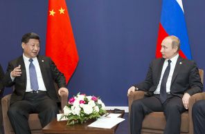  Председатель КНР Си Цзиньпин и президент РФ Владимир Путин (слева направо)
