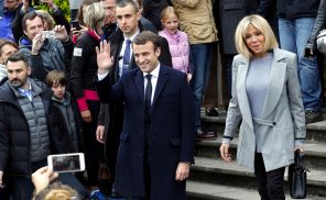 Кандидат в президенты Франции Эммануэль Макрон с супругой Брижит Тронье после голосования на избирательном участке