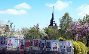Афиши с портретами кандидатов в президенты Франции