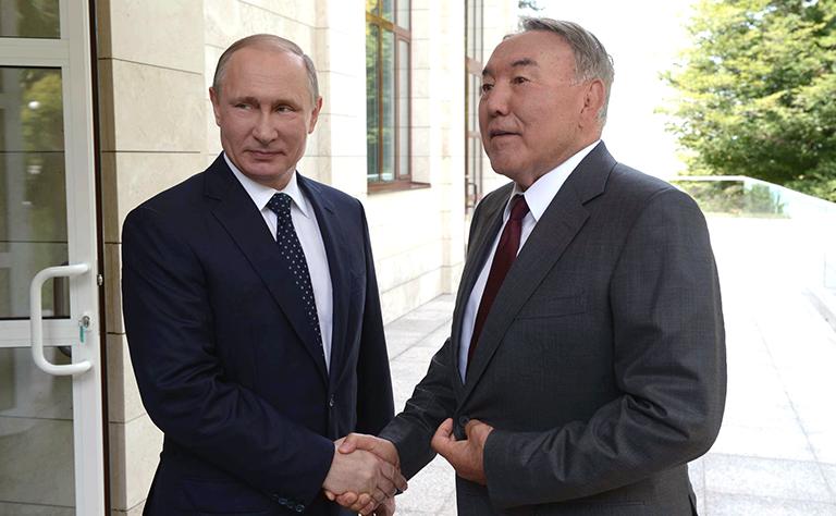 Президент России Владимир Путин (слева) встречается с президентом Казахстана Нурсултаном Назарбаевым в резиденции "Бочаров ручей", Сочи, 2016 год