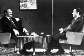  Ведущий телепередачи "Момент истины" Андрей Караулов (справа) во время записи программы с участием Александра Лукашенко, 1993 год
