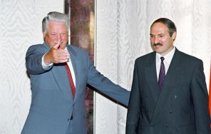  Президент РФ Борис Ельцин и Президент Белоруссии Александр Лукашенко (слева направо) перед началом встречи, 1994 год