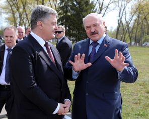 Президент Украины Петр Порошенко и президент Белоруссии Александр Лукашенко (слева направо на первом плане) во время встречи в 31-ю годовщину аварии на Чернобыльской АЭС, Чернобыль, Украина, 2017 год