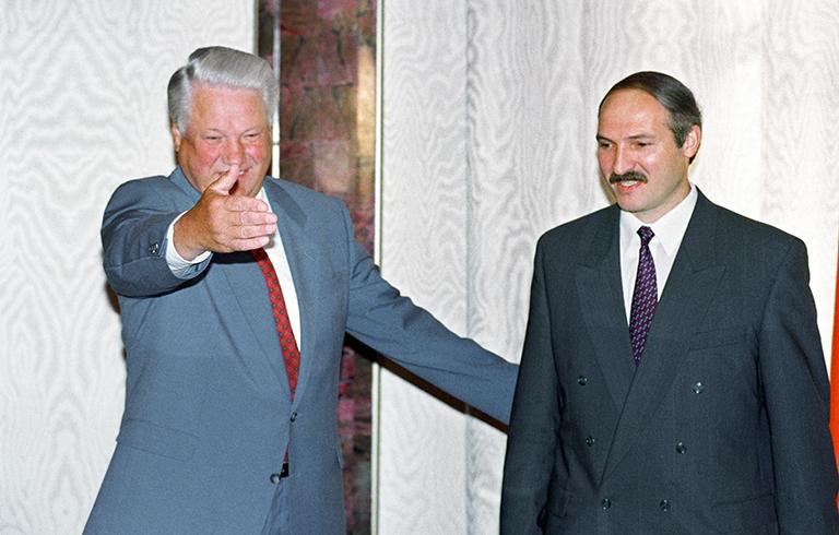 Президент РФ Борис Ельцин и Президент Белоруссии Александр Лукашенко (слева направо) перед началом встречи, 1994 год