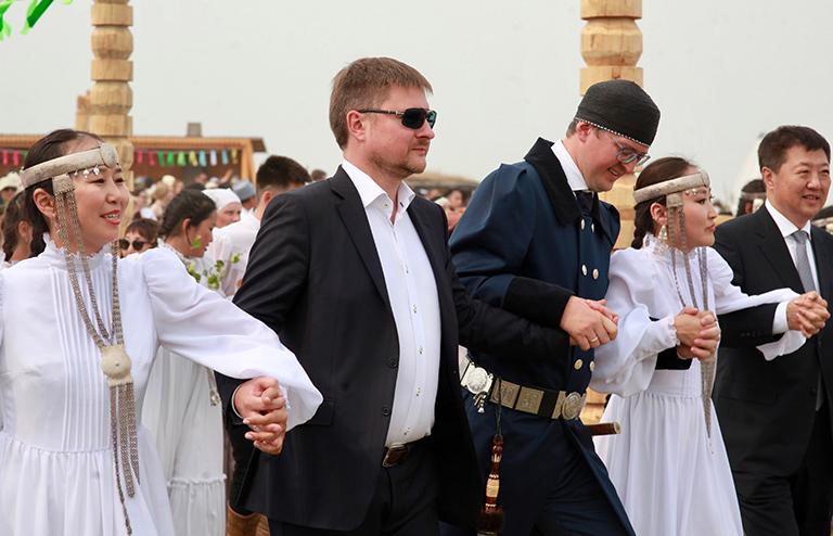 На фото: президент компании "Алроса" Сергей Иванов и председатель правительства Якутии Владимир Солодов (в центре слева направо) во время празднования якутского нового года "Ысыах Туймаады-2019" в этнографическом парке "Ус Хатын"
