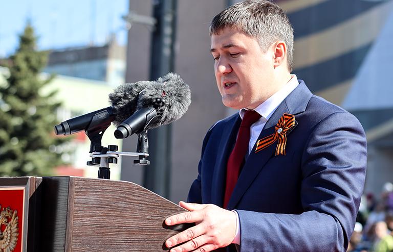 На фото: губернатор Пермского края Дмитрий Махонин выступает на параде в честь Дня Победы