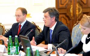 Арсений Яценюк, президент Украины Виктор Ющенко и премьер-министр Украины Юлия Тимошенко