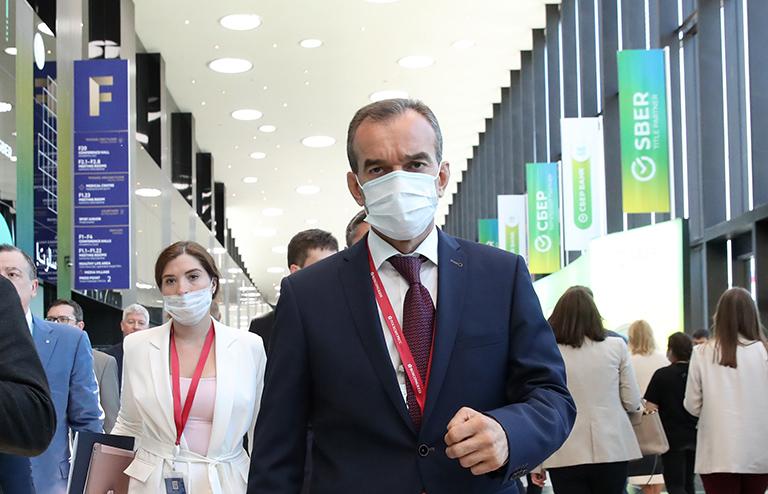 На фото: губернатор Краснодарского края Вениамин Кондратьев перед пленарным заседанием в рамках XXIV Петербургского международного экономического форума, 2021