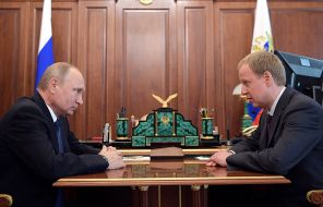 На фото: президент РФ Владимир Путин и Виктор Томенко (слева направо), назначенный временно исполняющим обязанности губернатора Алтайского края, во время встречи в Кремле, 2018