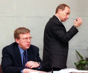Владимир Путин (справа) и первый заместитель министра финансов Алексей Кудрин во время селекторного совещания, 1999 год