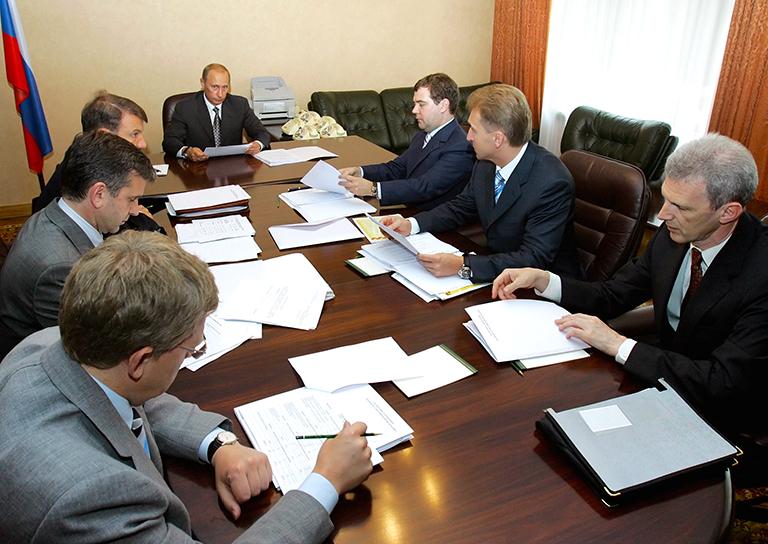 Министр финансов РФ Алексей Кудрин, министр здравоохранения и социального развития РФ Михаил Зурабов, министр экономического развития РФ Герман Греф, президент России Владимир Путин, глава администрации президента РФ Дмитрий Медведев, помощник президента РФ Игорь Шувалов, министр образования и науки РФ Андрей Фурсенко (слева направо) во время совещания в загородной резиденции "Завидово", 2005 год