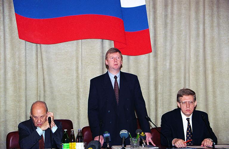 Председатель Конституционного суда Владимир Туманов, руководитель Администрации Президента РФ Анатолий Чубайс и начальник Главного контрольного управления Алексей Кудрин (слева направо) во время совещания по проблемам совершенствования контрольной функции государства, 1996 год