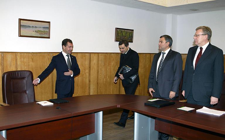 Президент РФ Дмитрий Медведев, первый заместитель руководителя администрации президента РФ Владислав Сурков, заместитель председателя правительства РФ, руководитель аппарата правительства РФ Вячеслав Володин и министр финансов РФ, вице-премьер РФ Алексей Кудрин (слева направо) на совещании по экономическим вопросам, 26 сентября 2011 года