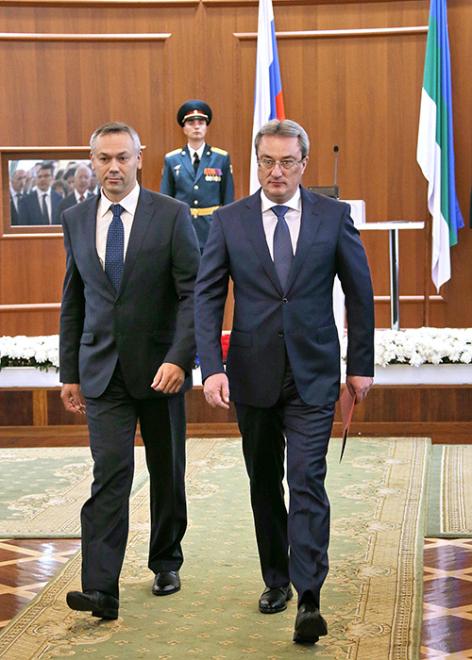 На фото: заместитель полномочного представителя президента РФ в Северо-Западном федеральном округе Андрей Травников и глава республики Коми Вячеслав Гайзер (слева направо) во время церемонии инаугурации, 2014