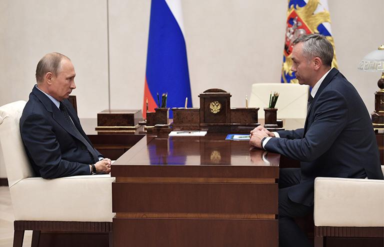 На фото: президент России Владимир Путин и Андрей Травников (слева направо), назначенный временно исполняющим обязанности губернатора Новосибирской области, во время встречи в Ново-Огарево, 2017