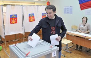 На фото: временно исполняющий обязанности Мурманской области Андрей Чибис во время голосования на избирательном участке , 2019