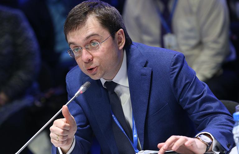 На фото: заместитель министра строительства и ЖКХ РФ Андрей Чибис во время работы группы "Инновационная инфраструктура российских регионов: эффективность механизмов поддержки" в рамках XII Красноярского экономического форума в международном выставочно-деловом центре "Сибирь", 2015