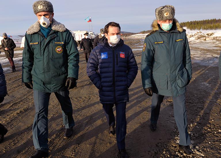На фото: начальник главного управления МЧС России по Мурманской области Руслан Назаров, губернатор Мурманской области Андрей Чибис и заместитель директора департамента гражданской обороны и защиты населения МЧС России Владислав Гадеев (слева направо) на территории мобильного госпиталя для приема пациентов с коронавирусом в Междуречье Кольского района