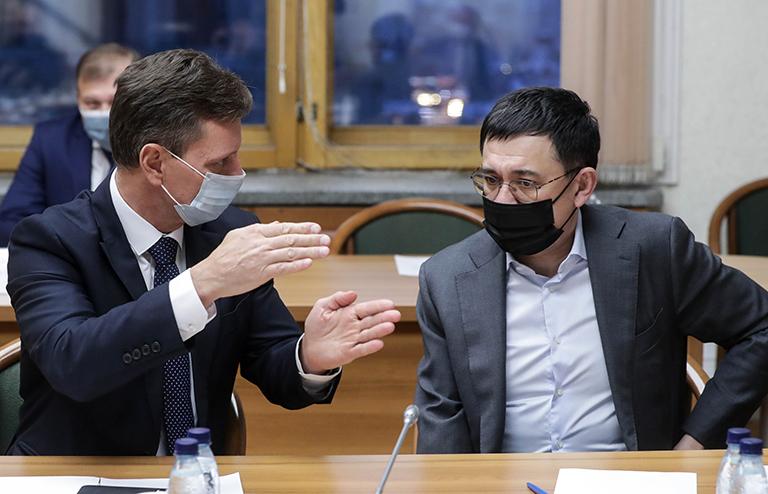 На фото: первый заместитель председателя комитета по науке и высшему образованию Владимир Сипягин и первый заместитель председателя комитета по энергетике Валерий Селезнев (слева направо) во время обсуждения правительственных законопроектов о QR-кодах в Государственной Думе РФ, 2021