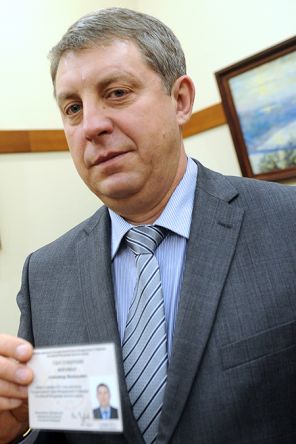 На фото: депутат Александр Богомаз во время получения мандата депутата Госдумы шестого созыва в Центризбиркоме РФ, 2012