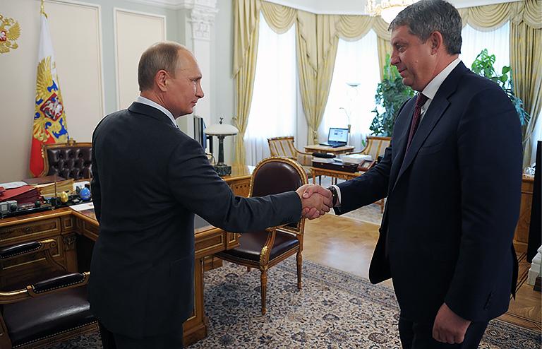 На фото: президент России Владимир Путин и депутат Госдумы РФ Александр Богомаз (слева направо), назначенный временно исполняющим обязанности губернатора Брянской области, 2014