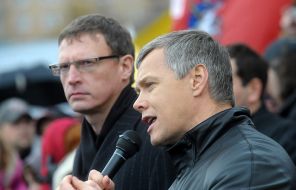На фото: депутаты Госдумы РФ Александр Бурков и Валерий Гартунг (слева направо), 2015