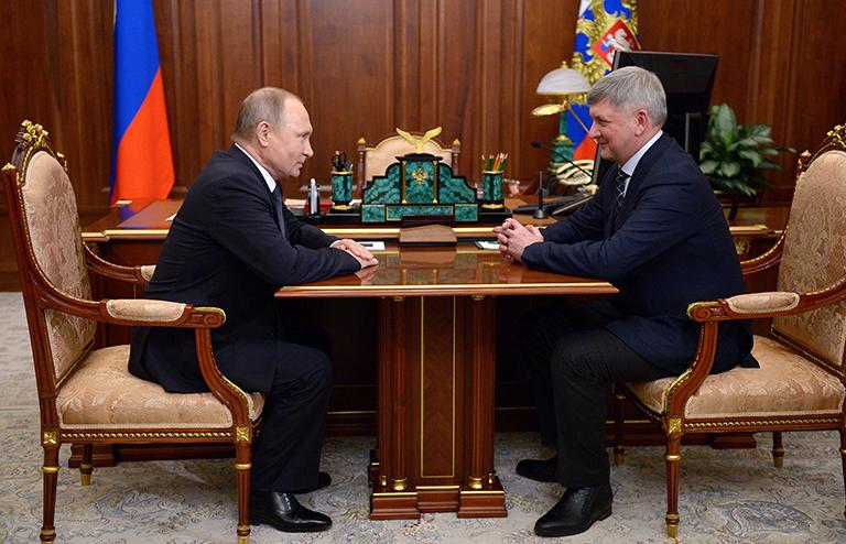 На фото: президент РФ Владимир Путин и мэр Воронежа Александр Гусев, назначенный президентом РФ временно исполняющим обязанности губернатора Воронежской области, во время встречи в Кремле, 2017