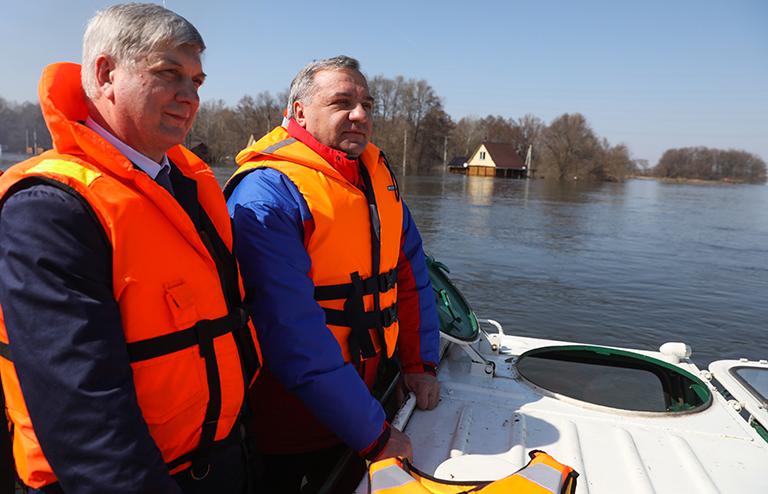На фото: временно исполняющий обязанности губернатора Воронежской области Александр Гусев и глава МЧС РФ Владимир Пучков (слева направо) в селе Ступино Рамонского района
