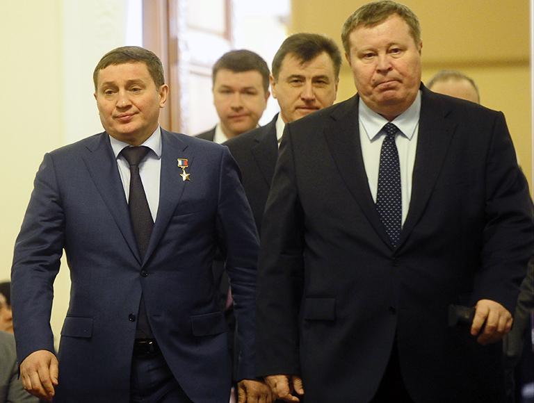 На фото: назначенный на пост врио губернатора Волгоградской области Андрей Бочаров и полномочный представитель президента РФ в Южном федеральном округе Владимир Устинов (слева направо на первом плане) перед церемонией представления, 2014