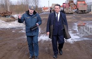 На фото: губернатор Новгородской области Андрей Никитин (справа) на месте разлива нефти в реке Волхов, 2021