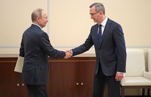 На фото: президент России Владимир Путин и временно исполняющий обязанности губернатора Калужской области Владислав Шапша (слева направо) 