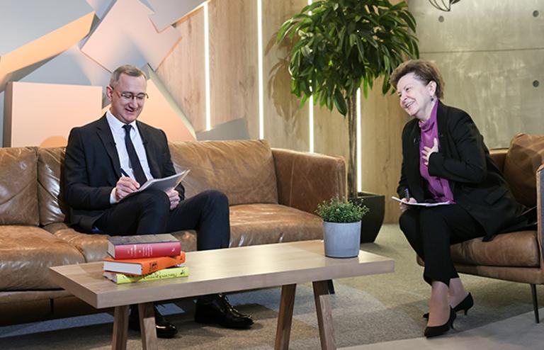 На фото: губернатор Калужской области Владислав Шапша и губернатор Ханты-Мансийского автономного округа — Югры Наталья Комарова на сессии "Легко ли получить помощь от государства?"