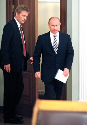 Пресс-секретарь премьер-министра РФ Дмитрий Песков и премьер-министр правительства РФ Владимир Путин (слева направо) перед началом совещания в Ново-Огарево, 2008 год