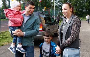 На фото: губернатор Калининградской области Антон Алиханов (в центре) с детьми и супругой Дарьей
