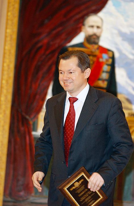 Депутат Госдумы РФ Сергей Глазьев (блок "Родина") на вручении престижной общественной премии "Человек года-2003", учрежденной Русским биографическим институтом, в храме Христа Спасителя